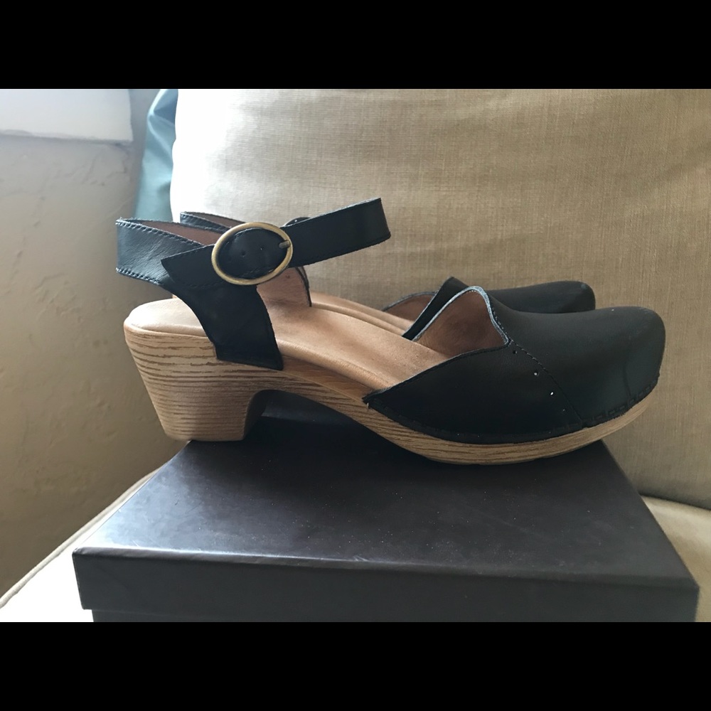 Dansko Maise closed toe sandal black size 39